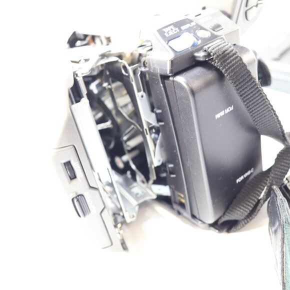 Panasonic PV-L580D Compact VHS/VHS-C Palmcorder 150x Digital‎ Camcorder Tested - Picture 5 of 9